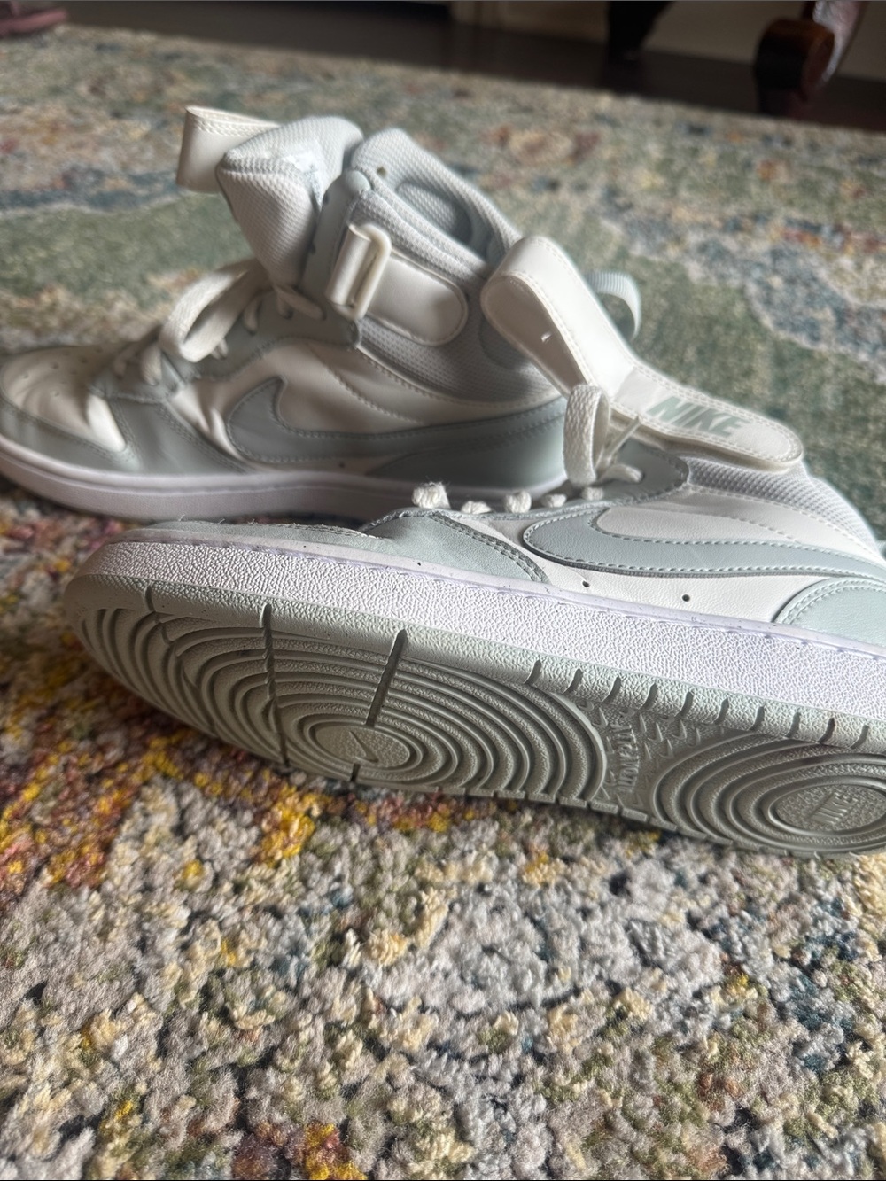NIKE COURT BOROUGH MID 2 BOYS SNEAKERS IN SZ 5Y…GREAT PREOWNED CONDITION! - Picture 5 of 5